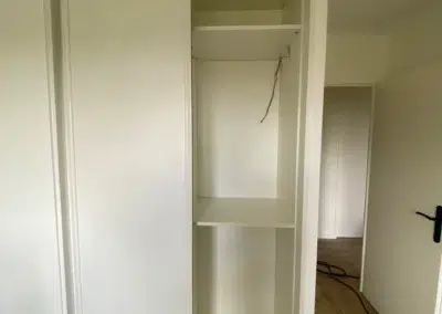 Placard blanc avec portes coulissantes ouvertes