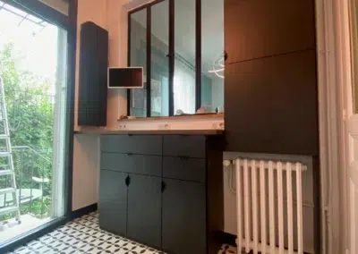 Salle moderne avec placards noirs et sol graphique.