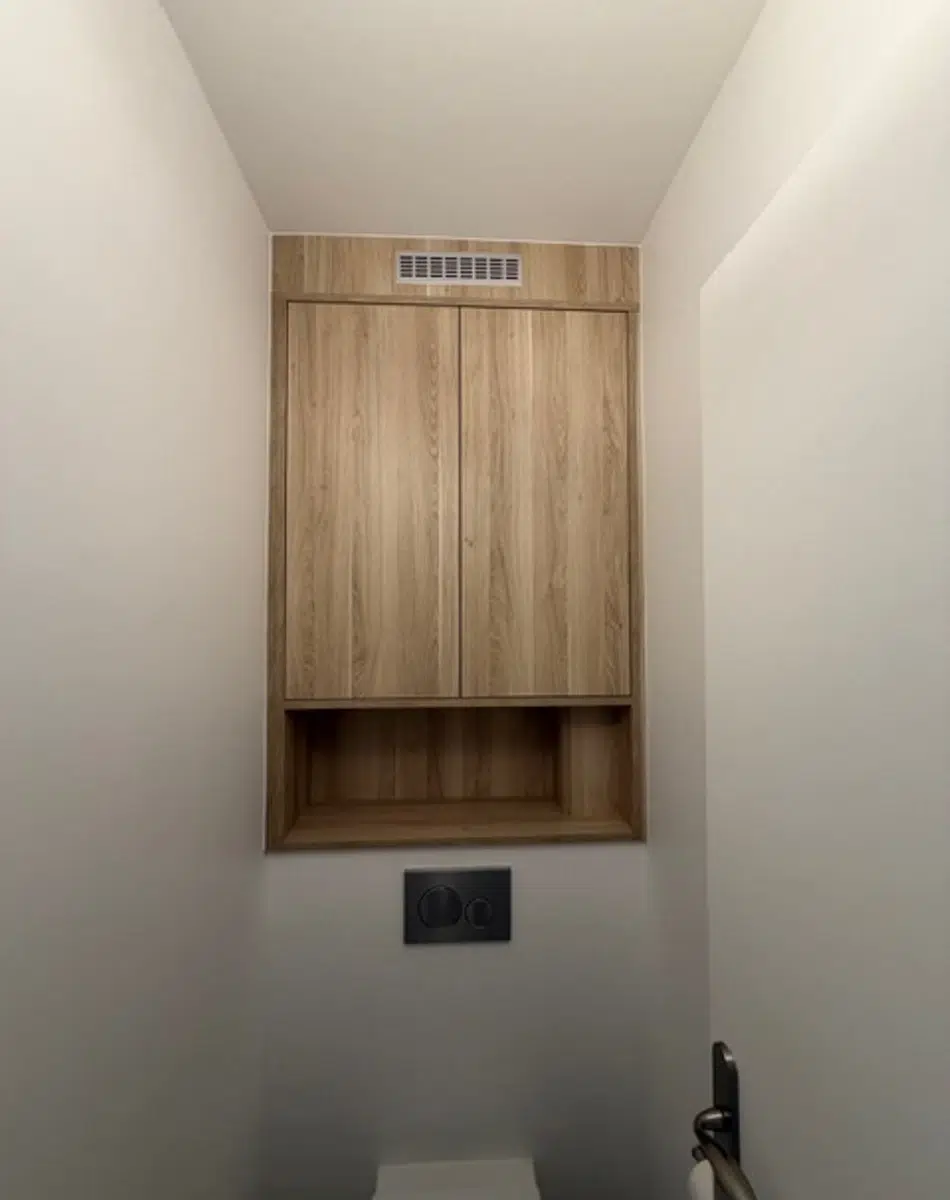 Placard mural avec ventilation intégrée | D PLACARDS Placard en bois avec ventilation au-dessus des toilettes