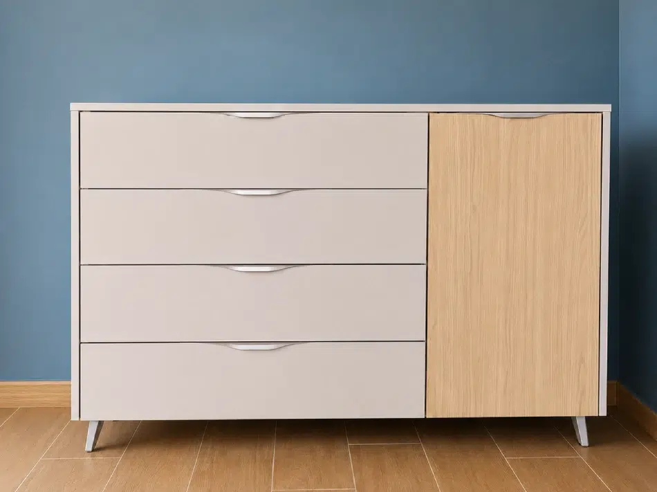 ménagement sur mesure Placard blanc sous pente avec étagères